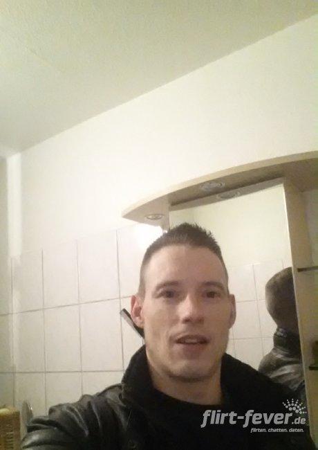 ... nicht Single, Wassermann, angestellter (Flirt und Chat mit: Frauen